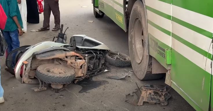 जडिबुटीमा बससँग स्कुटर ठोक्किँदा दुई युवाको मृत्यु